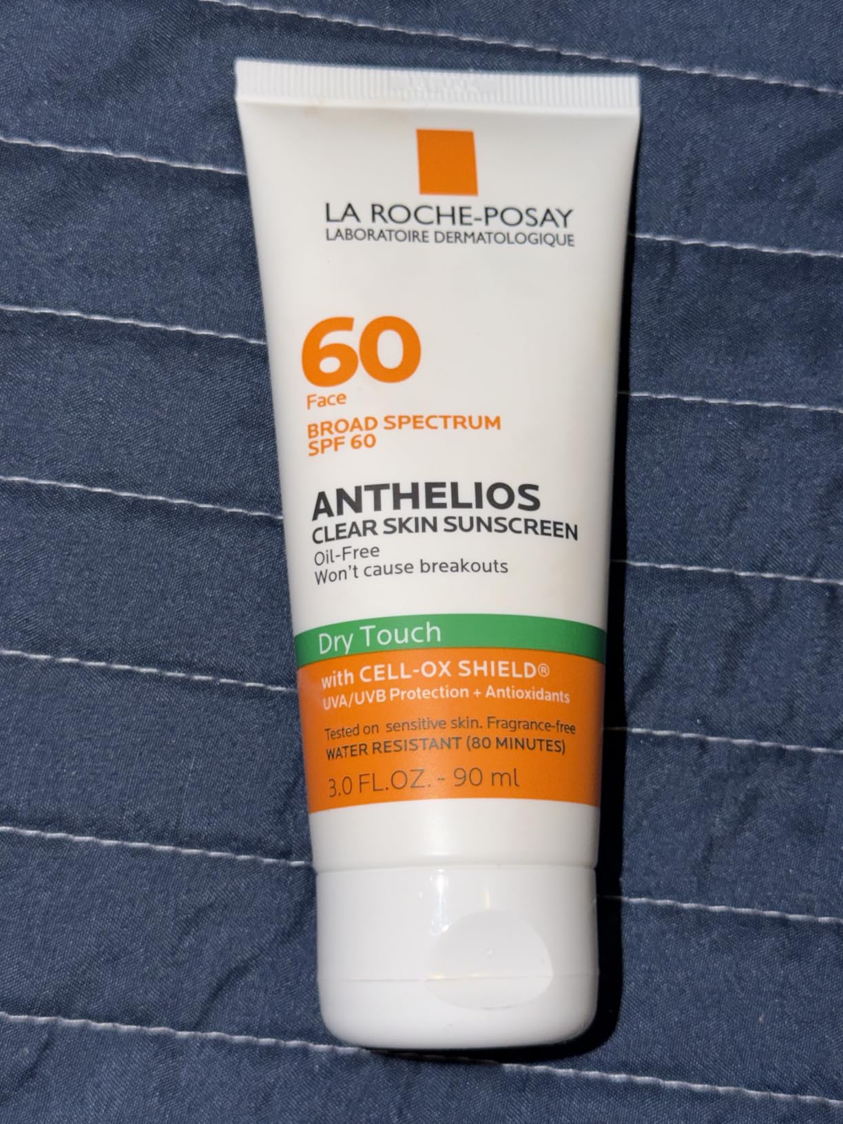 La Roche-Posay Anthelios Clear Skin Sunscreen Dry Touch SPF 60, Oil Free Sunscreen For Face, Oil Absorbing, Broad Spectrum SPF + Antioxidants, Non-Greasy, Oxybenzone Free customer photo 2