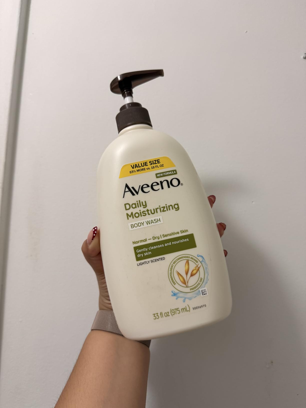 Aveeno Daily Moisturizing Body Wash for Dry & Sensitive Skin + Prebiotic Oat, Body Wash Gently Cleanses & Nourishes Dry Skin, Lightly Scented, Value Size, 33 fl. oz customer photo 1