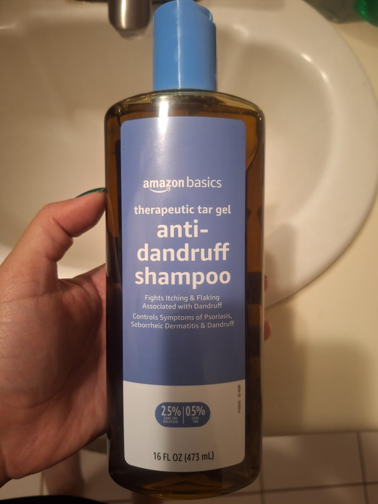 Amazon Basics Therapeutic Plus Coal Tar Anti-Dandruff Shampoo, Treats Psoriasis, Seborrheic Dermatitis, Itching and Flaking Scalp, 0.5% Coal Tar, 16 Fl Oz, Pack of 1 customer photo 1