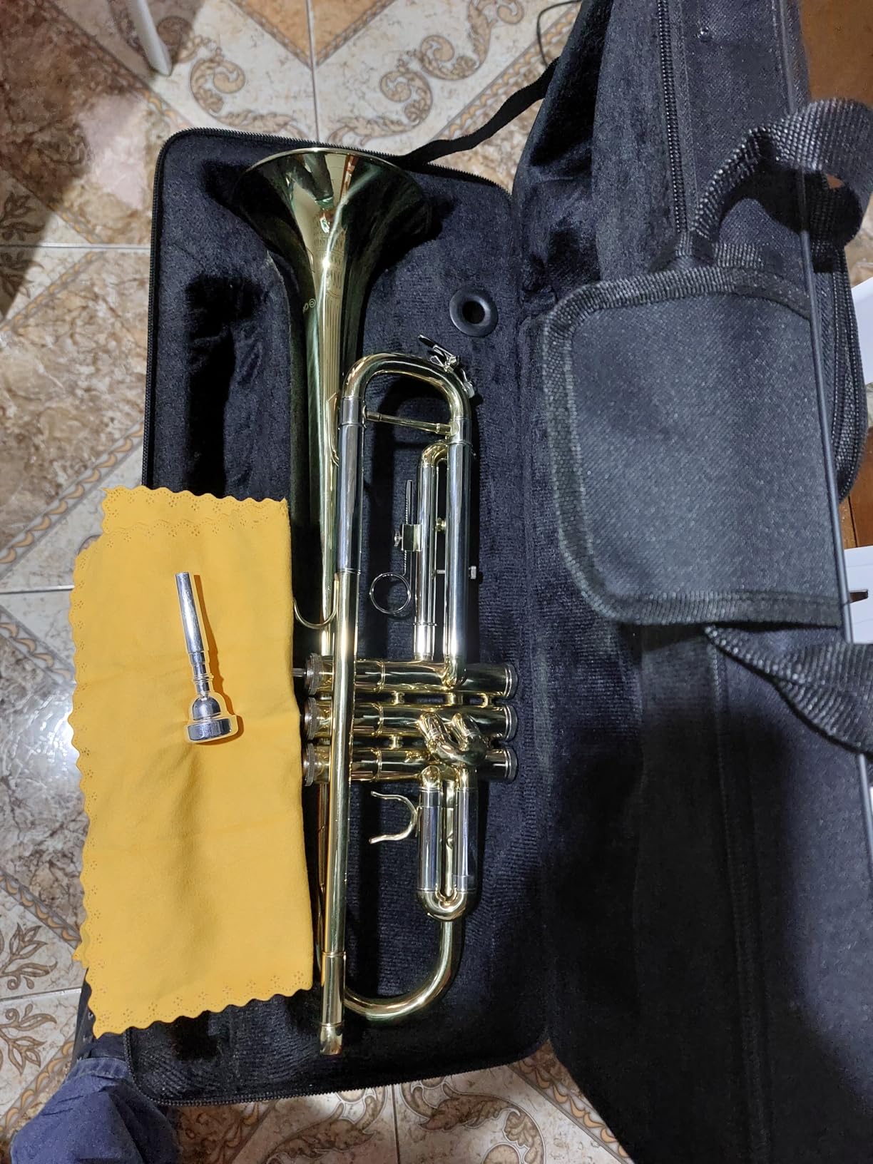 CAHAYA Bb Trumpet Instrument Trompeta: Brass Student Trumpet with Hard Case 7C Mouthpiece Gloves Standard Trumpets for Beginners or Advanced Students Gold customer photo 2