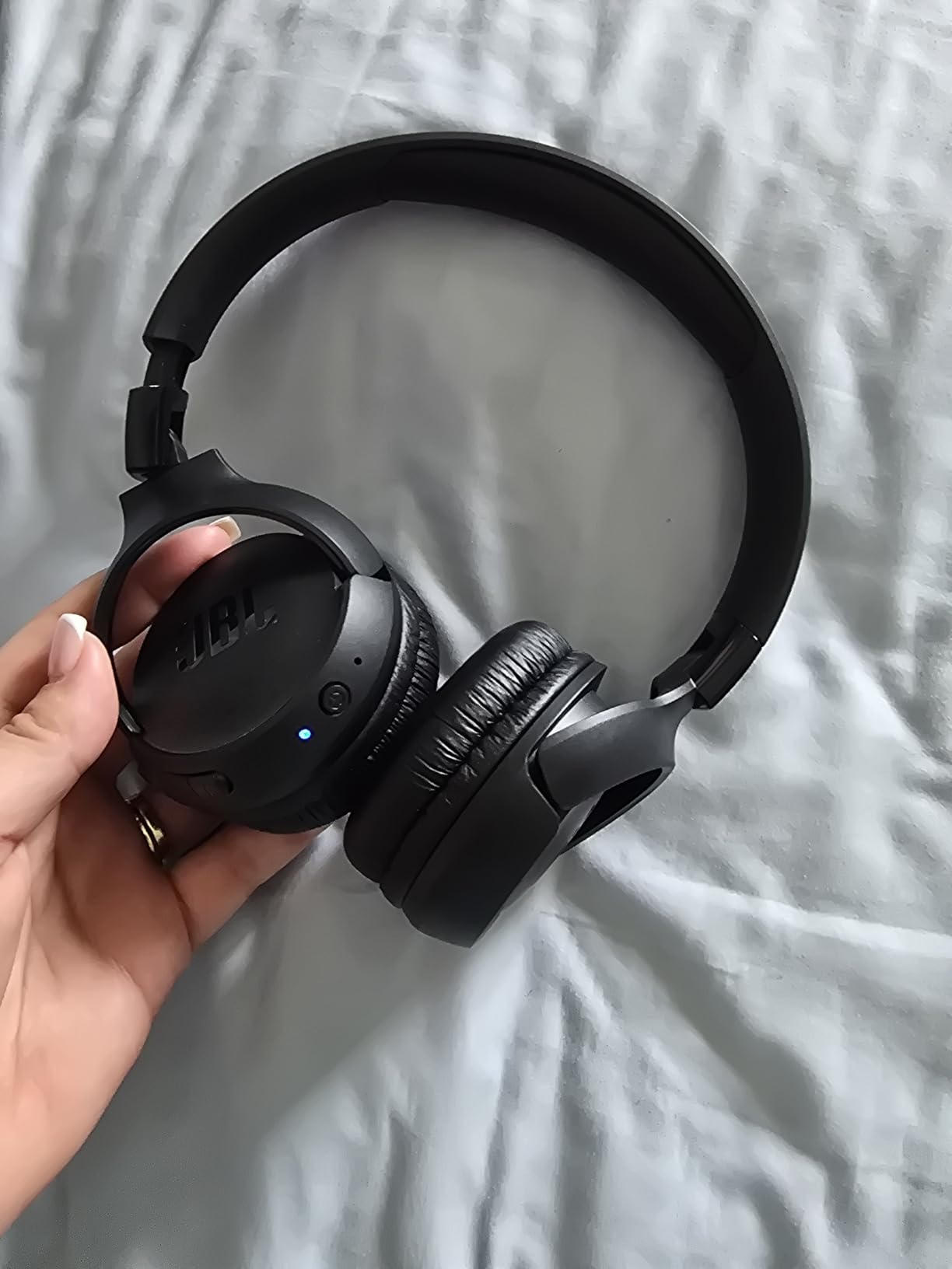 JBL Tune 520BT - Wireless On-Ear Headphones with 57H Battery, Bluetooth 5.3, Lightweight Foldable Design, Voice Aware Hands-Free Calls (White) customer photo 2