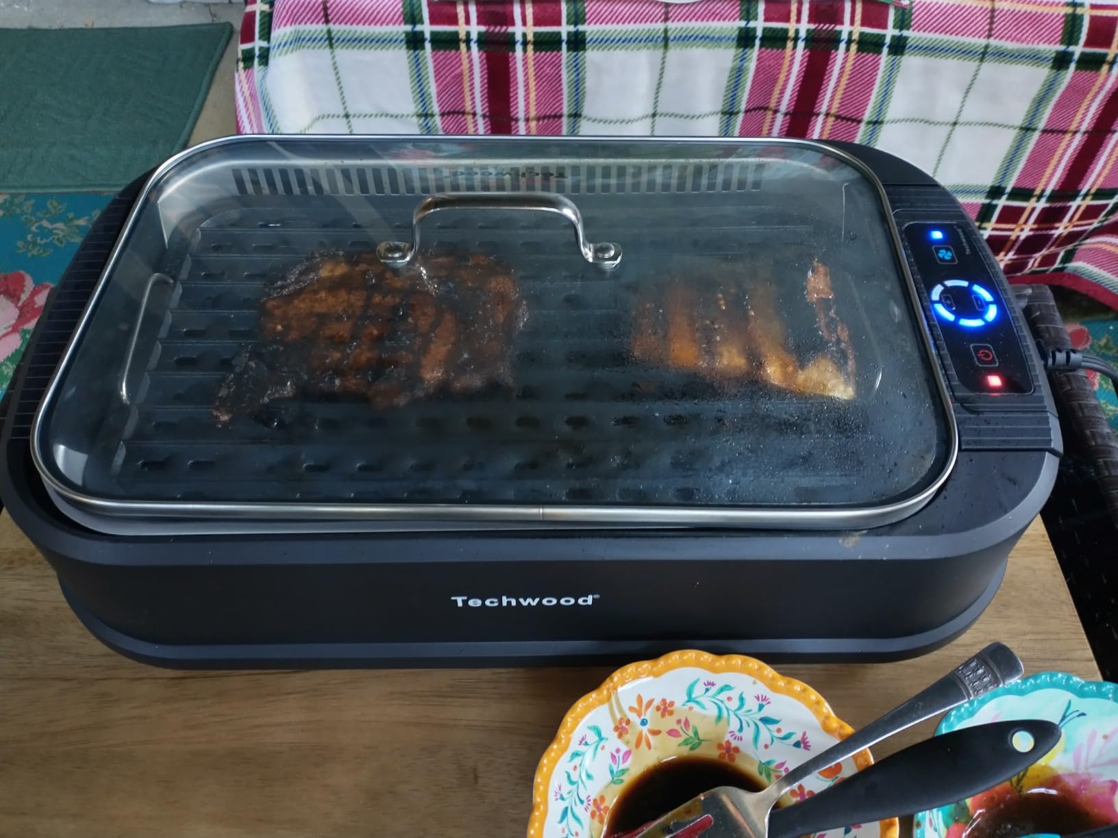 Indoor Smokeless Grill, Techwood 1500W Electric Indoor Grill with Tempered Glass Lid, Portable Non-stick BBQ Korean, Turbo Smoke Extractor Technology, Drip Tray& Double Removable Plate, Black customer photo 1