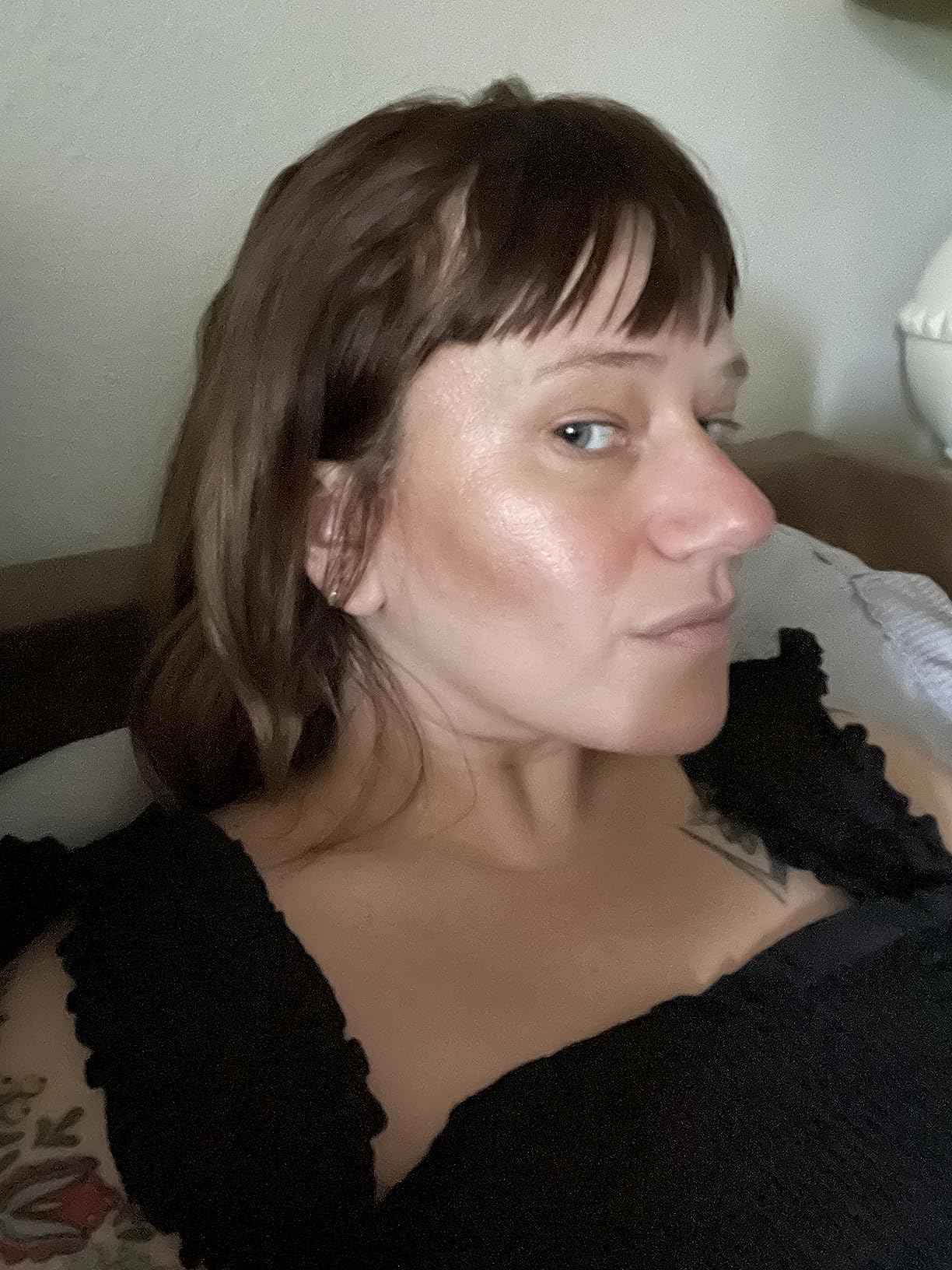 e.l.f. Halo Glow Highlight Beauty Wand, Liquid Gold | Liquid Highlighter Wand For Luminous, Glowing Skin, Buildable Formula, Vegan & Cruelty-free customer photo 2