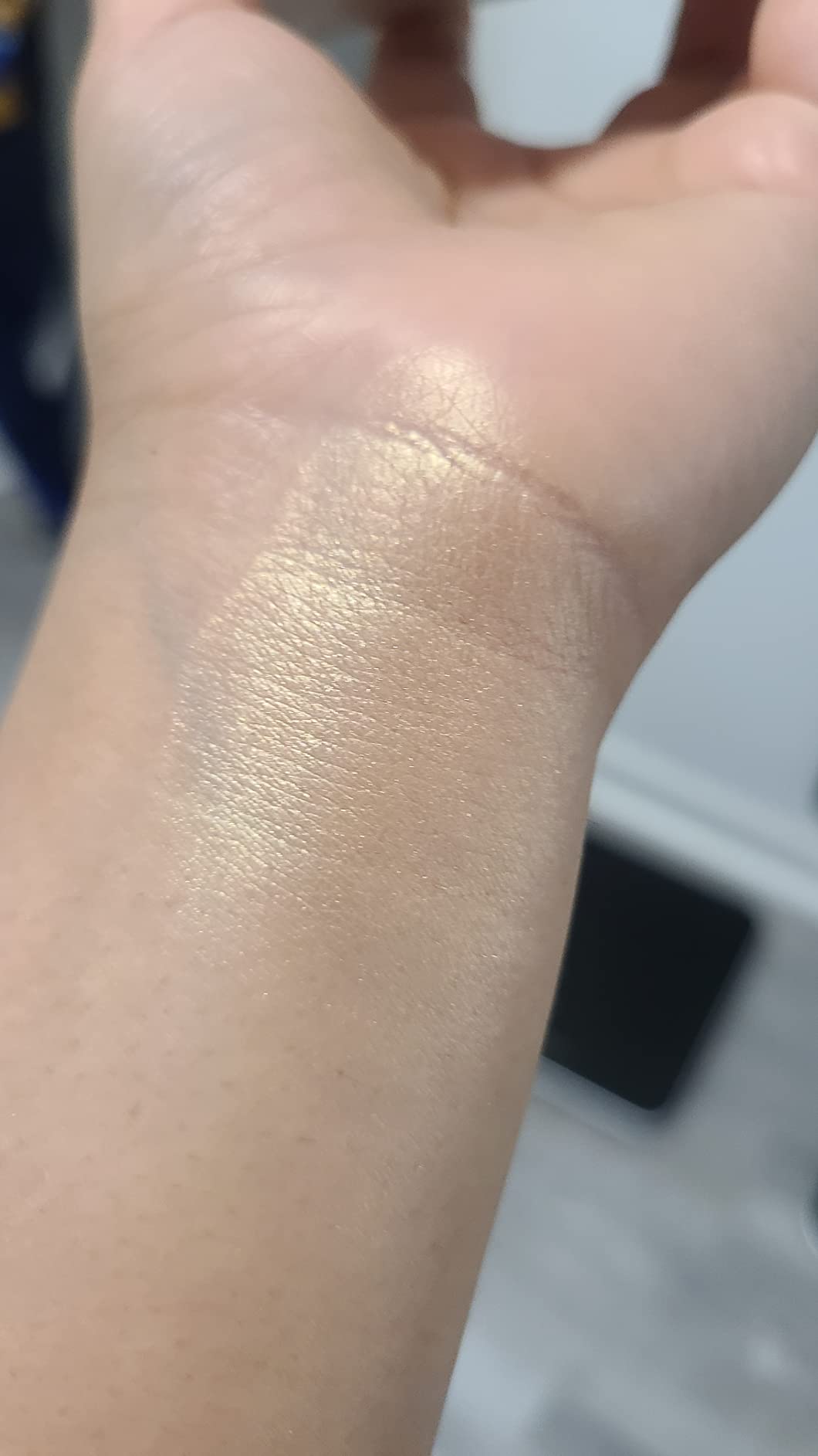 ILIA - Lightshift Cream Highlighter | Non-Comedogenic, Long-Lasting, Vegan, Cruelty-Free | Weightless, Seamless, Silky Highlighter (Glint - Soft Champagne, 0.27 oz | 7.8 g) customer photo 2