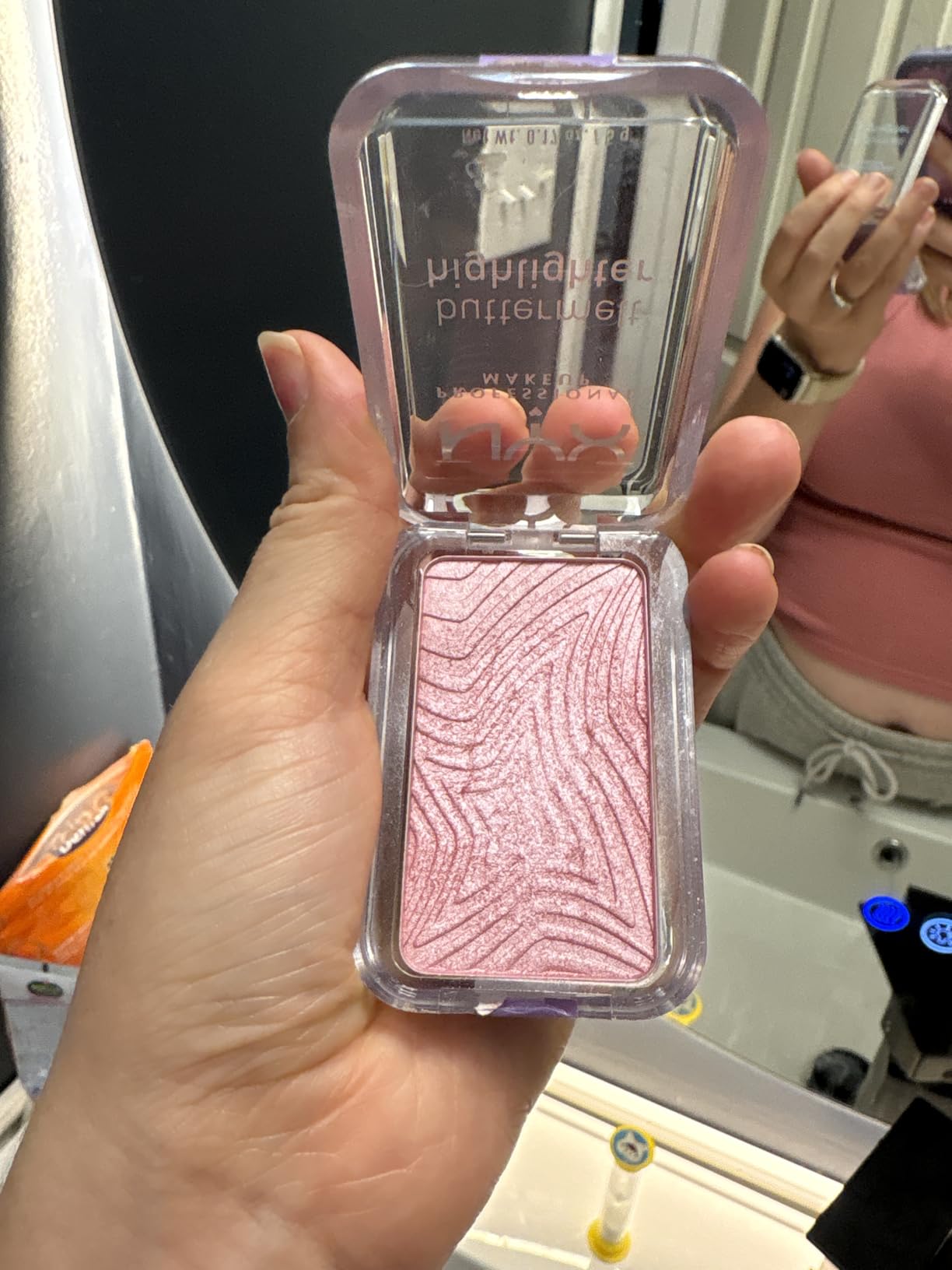 NYX PROFESSIONAL MAKEUP Buttermelt Highlighter, Powder Highlighter Makeup, With Up to 12H Wear and High Impact Glow - 05 Bright and Butta (Light Champagne) customer photo 1